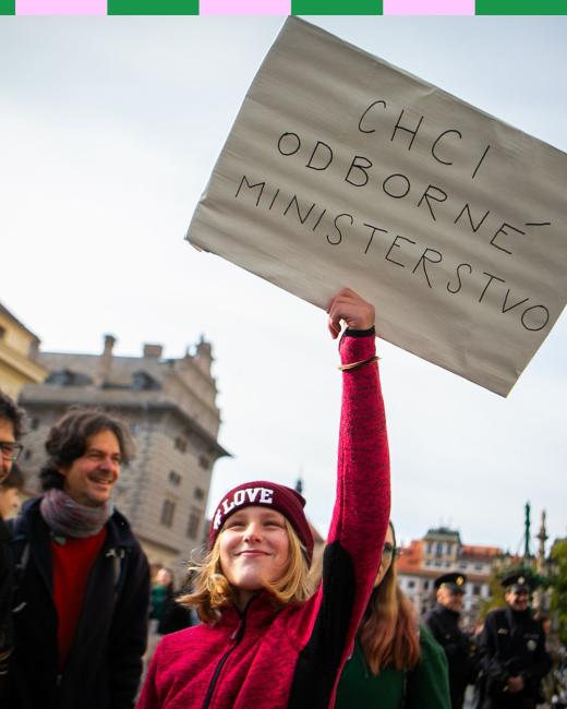 Účastnice demonstrace s transparentem